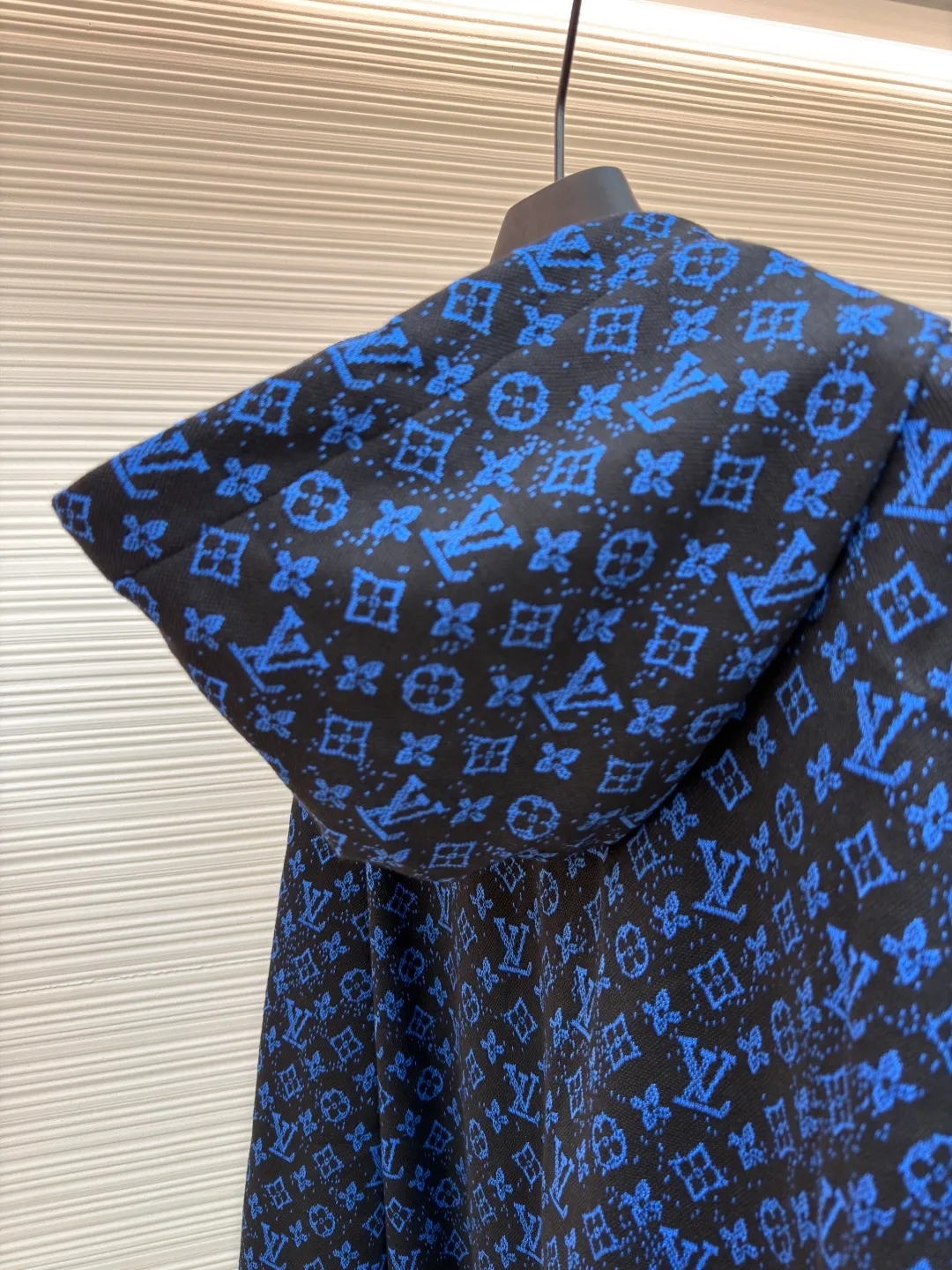 LOUIS VUITTON presbyopia jacquard hoodie ●Original version: purchased and developed for 13400 ●Item number: 1680951-B60 ●Fabric: spun fabric ●Technology: jacquard production ●Version: fitted version ●Weight: about 725 grams ●Size: XS-S-M-L ●Description: The fabric is woven using [18-needle double-sided jacquard machine imported from Italy], weight [280g], disassembled Y version [Chemical T test yarn count parameters], completely [1:1 reduced material process], using [4 groups of yarns with different composition specifications], presbyopic letter blue yarn is used [150D/144 F] Polyester material semi-matt low elastic yarn, later stage [4 strands of yarn twisted], the black yarn is [pure cotton ring-spun 32s double-ply cotton yarn], the bottom yarn is made of [150D/36F] polyester material semi-matt low elastic yarn, interlayer black yarn [140D/36F] nylon material semi-matt high elastic yarn, later stage Single strands of yarn are woven into two strands, and the jacquard weave is made by [purely hand-drawn stitches]. All spots on the fabric are marked out one stroke at a time. If the full-width jacquard loom is turned on too fast, the gray fabric will easily produce holes and threads. One loom can weave less than 30 kilograms of gray fabric in a day, and the weaving cost is extremely high. Clothing It adopts [hand-cut front center positioning flower], [restored flower cutting] for pockets, [positioning flower starting position] on both the front and back sleeves, the placket zipper uses [semi-painted puller], matching [nylon material high elastic yarn flat machine] woven rib, [cotton material 0.6cm wide core-covered hat rope + spray-painted medium hanging clock]. The overall wiring is straight and delicate, the fabric is comfortable and soft, and the color is consistent without color difference. It can be matched with the same style to create a fashionable look and control various occasions. Customized accessories, complete with three standards, same style for men and women!